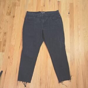 Maurices mid-rise, XL regular, black skinny crop jeans with a raw hem